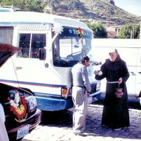 Zegening van auto's in Copacabana
