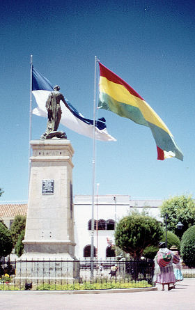 Typisch beeld van Zuid-Amerika: de Plaza de Armas. Hier in Bolivia.