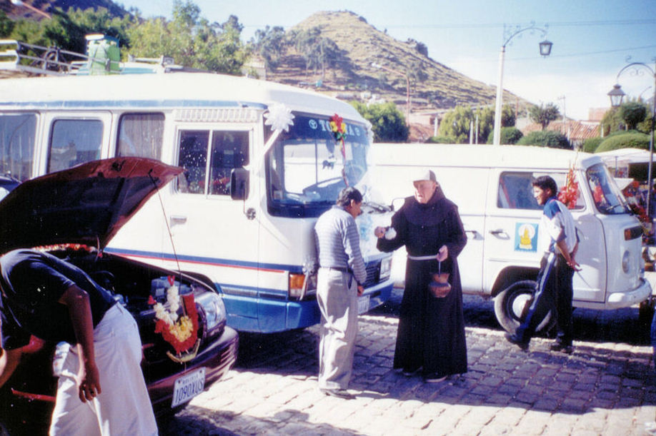 Zegening van auto's in Copacabana (Bolivia)