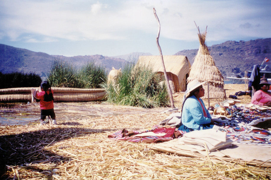 Drijvende rieteilanden in Lake Titicaca (Peru)